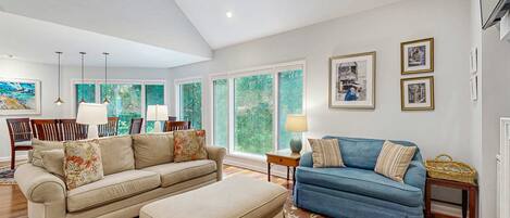 Una televisión, un reproductor de DVD, un reproductor estéreo