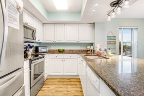 Een koelkast, een magnetron, een oven, een kookplaat