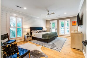 4 soverom, skrivebord, strykejern/-brett og reiseseng for barn