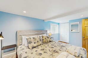 2 bedrooms, WiFi, bed sheets - Cozy ground-floor home with  AC - walkable to beach, shops & restaurants (Folly Beach)