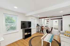 TV - Cozy ground-floor home with  AC - walkable to beach, shops & restaurants (Folly Beach)