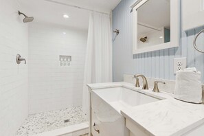 Douche, serviettes fournies, shampoing