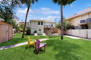 Terrace/patio - Cozy ground-floor home with  AC - walkable to beach, shops & restaurants (Folly Beach)