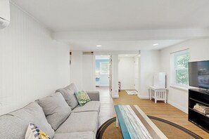 TV - Cozy ground-floor home with  AC - walkable to beach, shops & restaurants (Folly Beach)