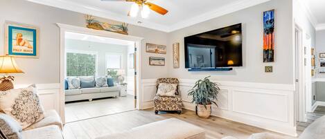 Télévision, livres, espaces bureaux