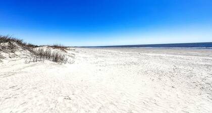 Renovated lagoon-view condo with screened porch & WiFi - steps from the beach