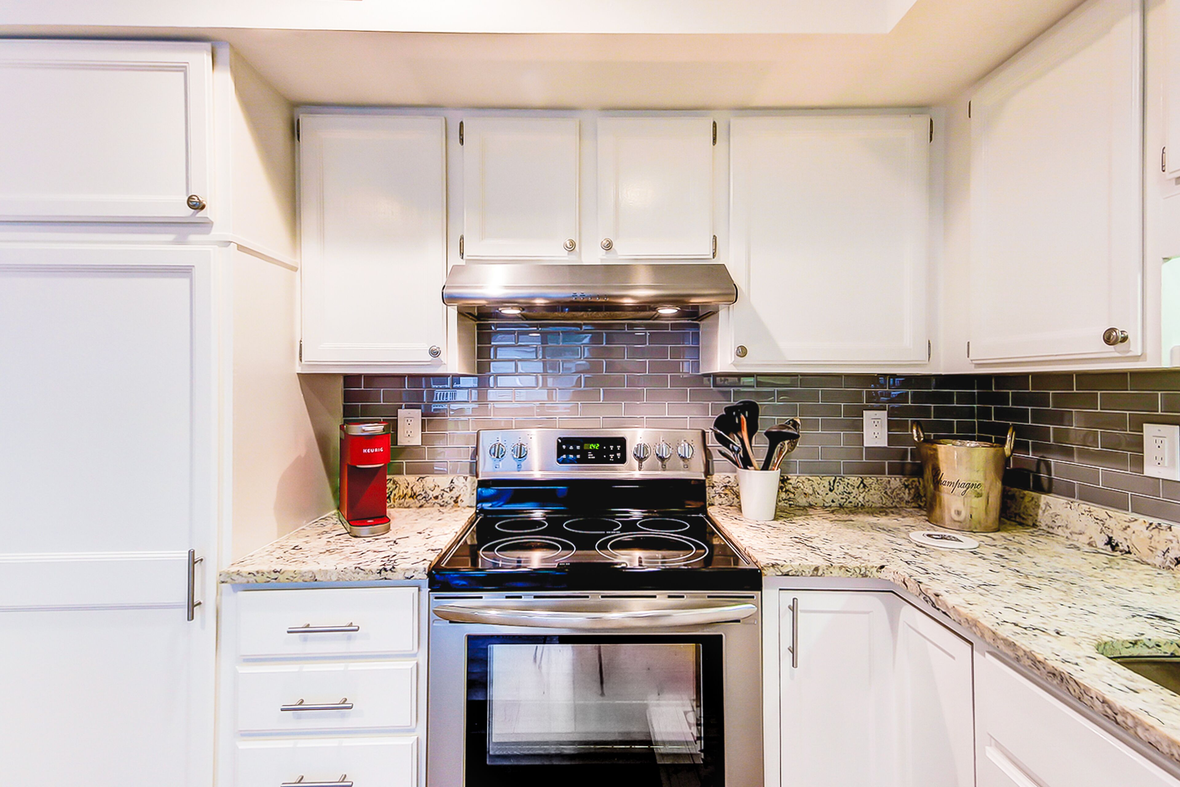 Refrigerador, microondas, horno y parrilla de estufa 