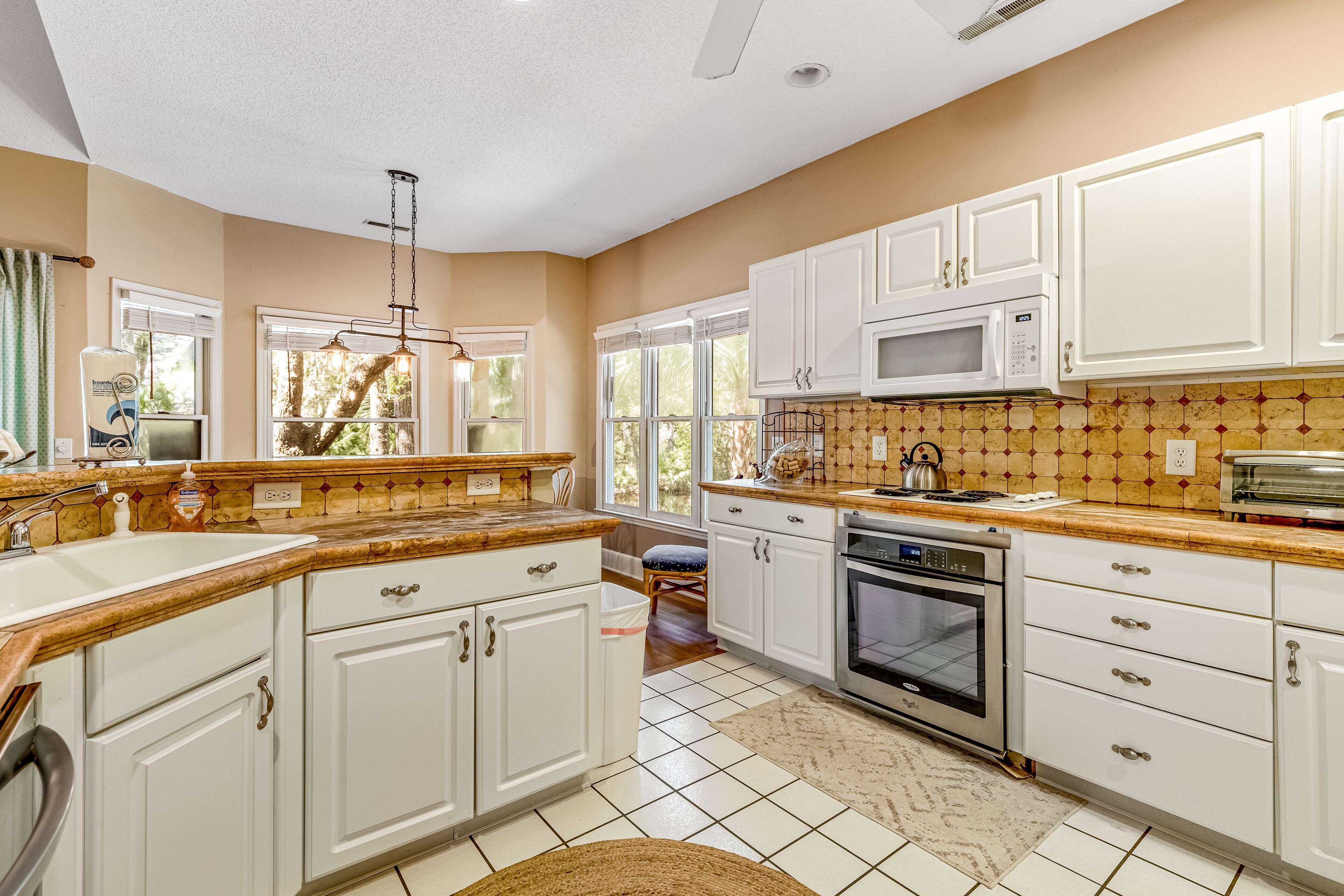 Jääkaappi, mikroaaltouuni, uuni, liesi