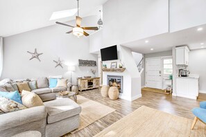 TV, fireplace, DVD player, table football - Prime destination for tennis & golf with club access & pools - dog-friendly (Seabrook Island)