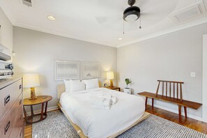 2 slaapkamers, een bureau, een strijkplank/strijkijzer, wifi