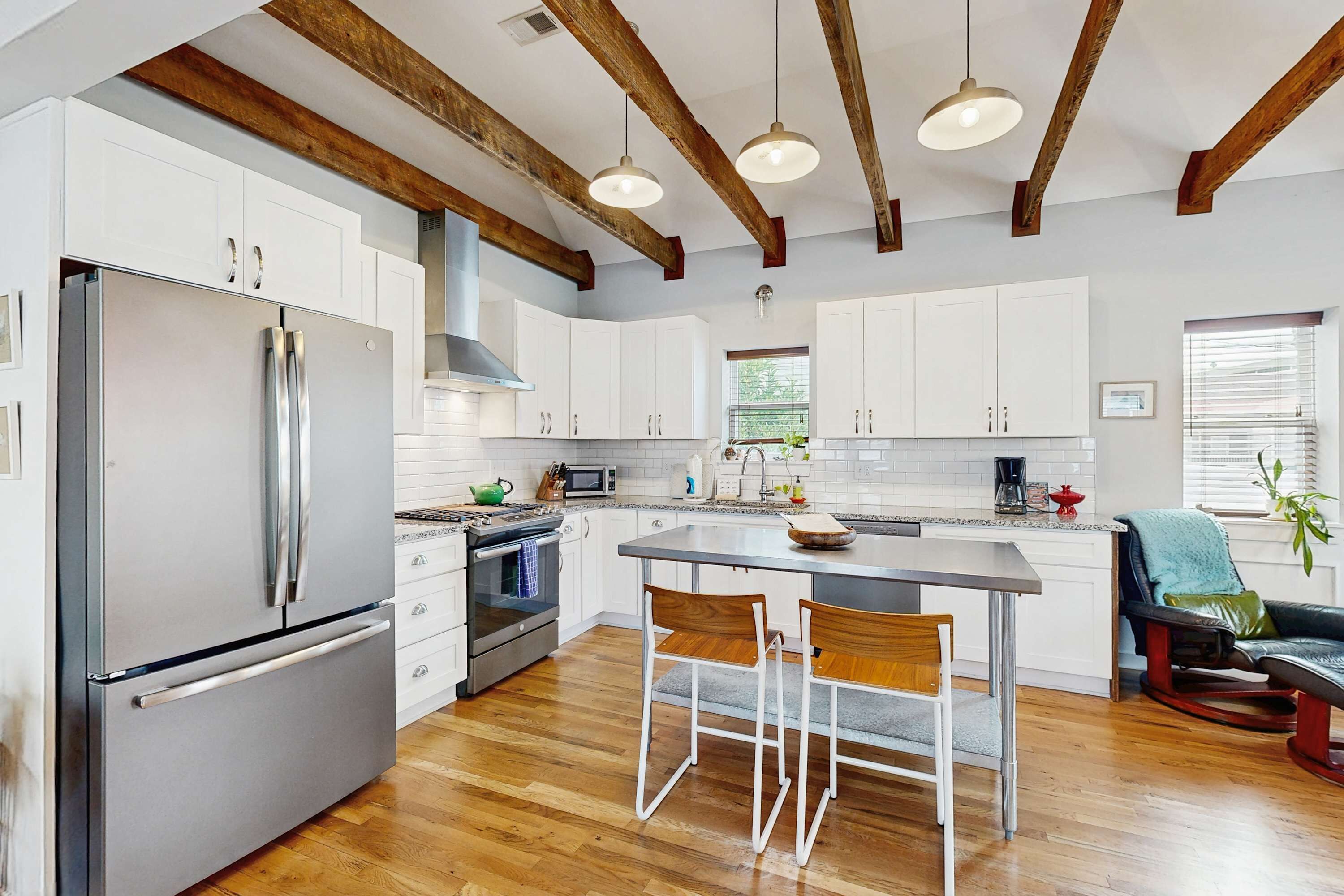 冷蔵庫、電子レンジ、オーブン、コンロ