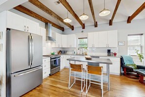 Jääkaappi, mikroaaltouuni, uuni, liesi