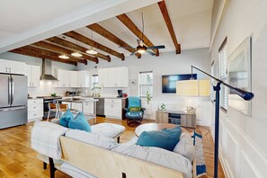 Een televisie, videogames, een stereo en een kantoor