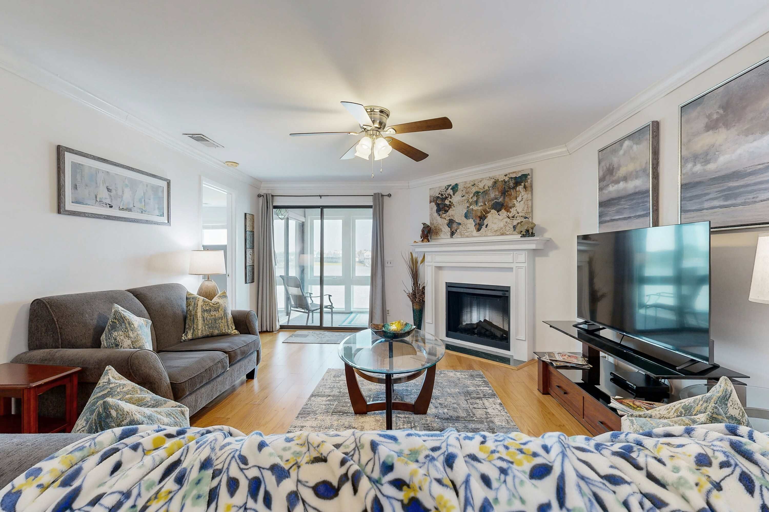 Televisión, reproductor de DVD y oficina 