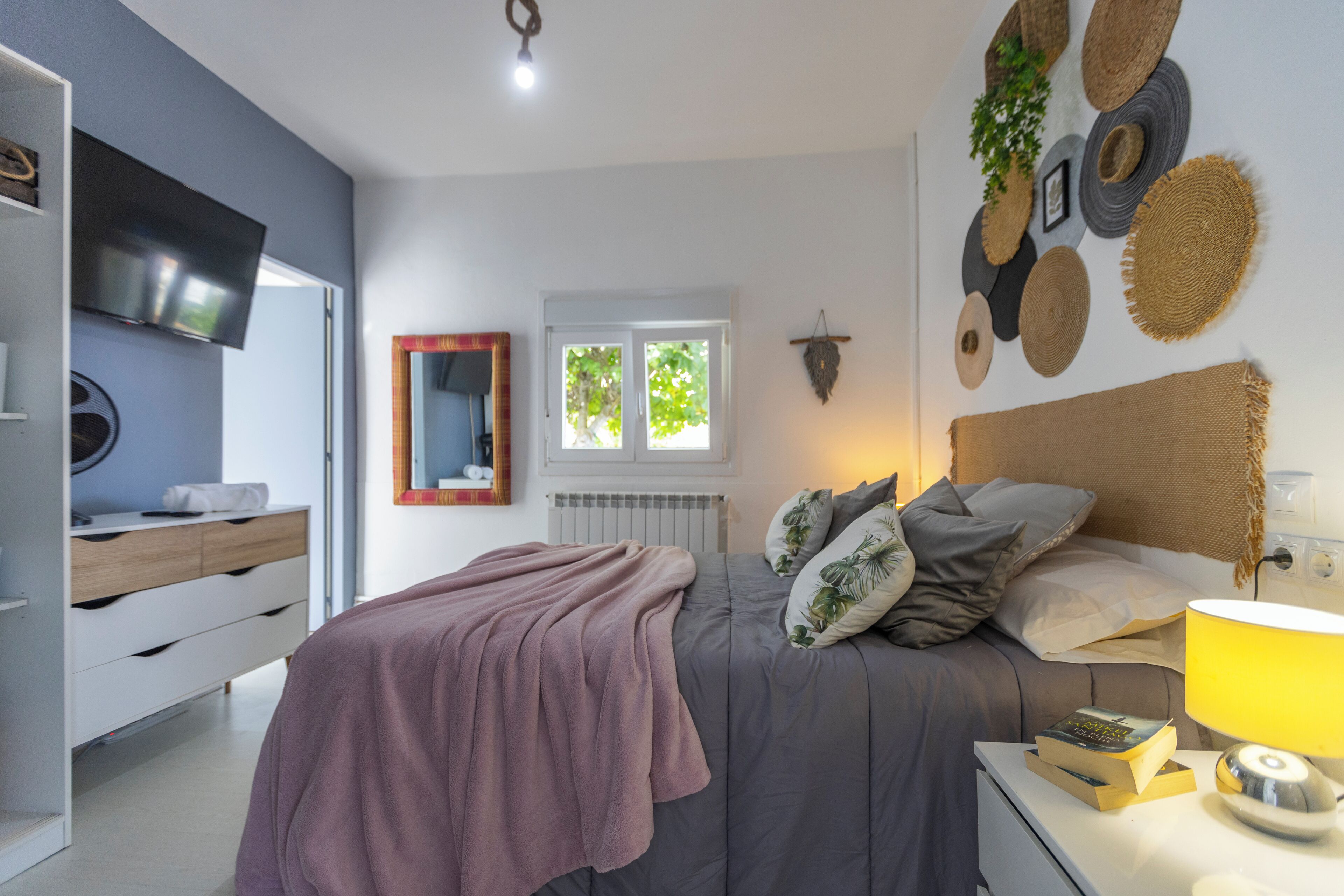 2 slaapkamers, een strijkplank/strijkijzer, internet, beddengoed