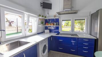 Een microgolfoven, een oven, een kookplaat