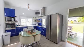 Een magnetron, een oven, een kookplaat