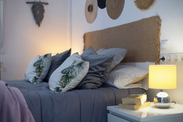 2 slaapkamers, een strijkplank/strijkijzer, internet, beddengoed