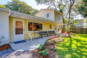 Terrace/patio - Colorful home steps to beach with patio, grill, WiFi, central AC, & W/D (Folly Beach)