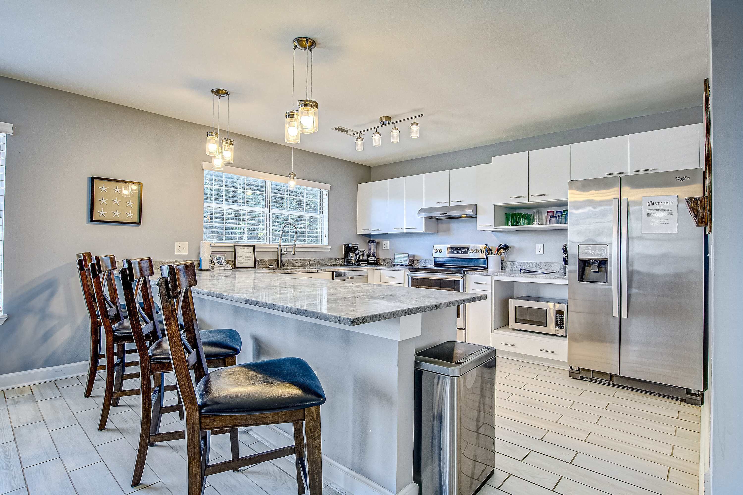 Kjøleskap, mikrobølgeovn, ovn og kokeplater