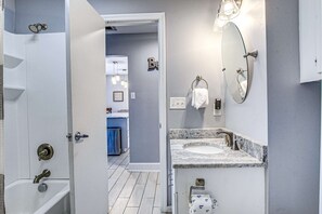 Douche, séchoir à cheveux, serviettes fournies, shampooing