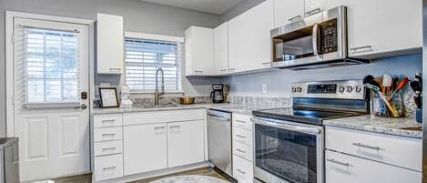 Kylskåp, mikrovågsugn, ugn och spishäll