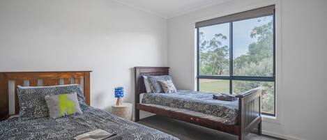 3 quartos, ferros/tábuas de passar roupa, acesso à internet