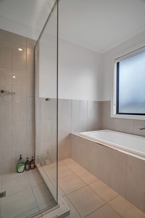 Dusche, Haartrockner, Handtücher, Seife