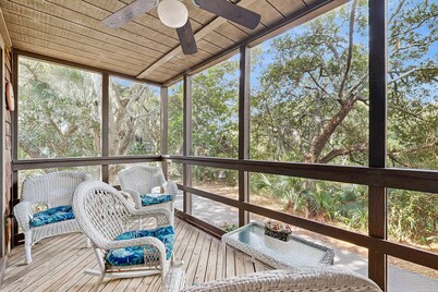 First floor villa with lagoon views within walking distance to the beach/parks