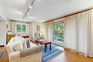 TV, DVD-spiller, stereoanlegg og kontorer