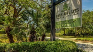 Freshfields Villagen kyltissä mainostetaan ravintoloita, kauppoja ja elintarvikemyymälöitä.