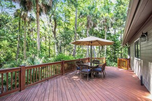 Outdoor dining - Dog-friendly home with large deck, on-site pools, tennis & Beach Club (Seabrook Island)