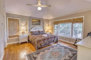 4 soverom, skrivebord, strykejern/-brett og wi-fi