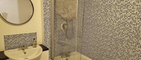 Secadora de cabello, toallas, jabón, papel de baño