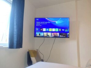 1 habitación, tabla de planchar con plancha, wifi y ropa de cama