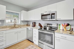 Kjøleskap, mikrobølgeovn, ovn og kokeplater