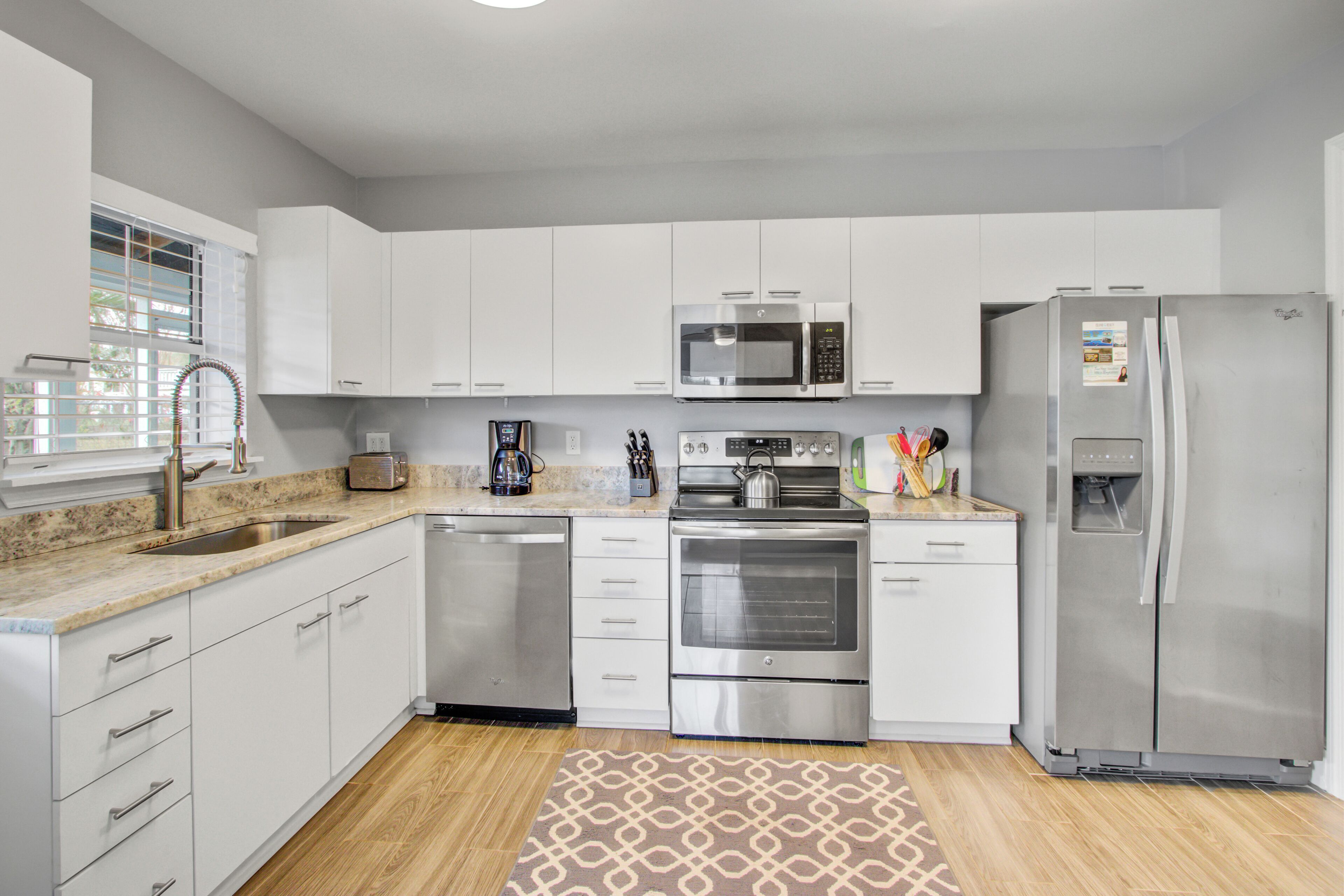 Réfrigérateur, micro-ondes, four, plaque de cuisson