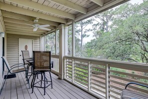 Terrace/patio - Fully updated condo with serene view, enclosed balcony, WiFi, W/D, pool, & gym (Seabrook Island)