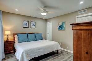 2 bedrooms, iron/ironing board, WiFi, bed sheets - Fully updated condo with serene view, enclosed balcony, WiFi, W/D, pool, & gym (Seabrook Island)