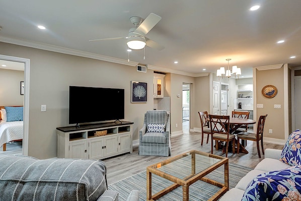 TV - Fully updated condo with serene view, enclosed balcony, WiFi, W/D, pool, & gym (Seabrook Island)