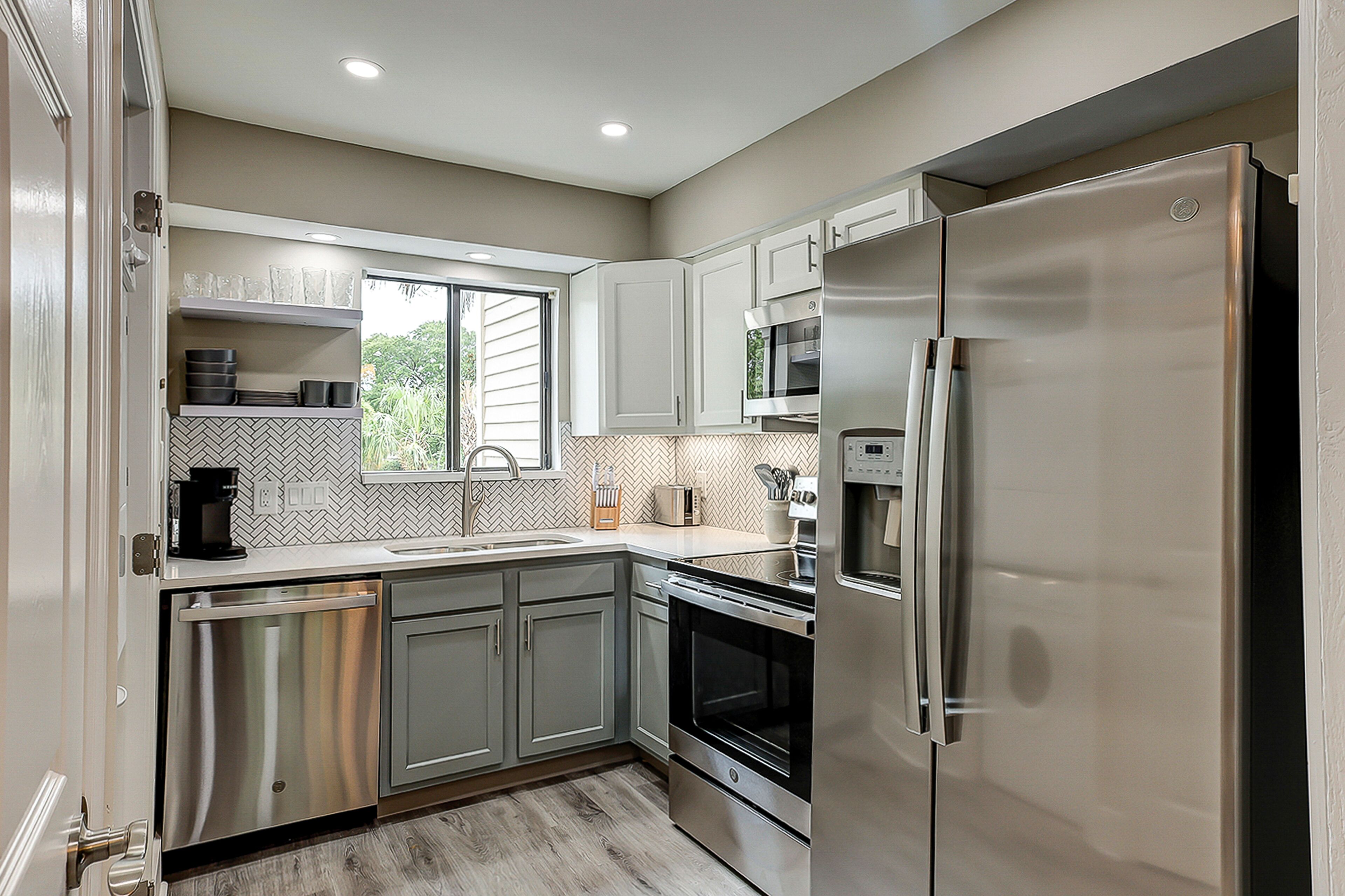 Kjøleskap, mikrobølgeovn, ovn og kokeplater