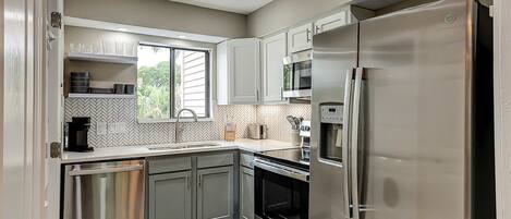 Refrigerador, microondas, horno y parrilla de estufa