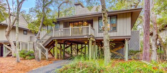 Scenic view cottage w/ Free Wifi - just a short walk to the beach & park