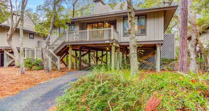 Scenic view cottage w/ Free Wifi - just a short walk to the beach & park