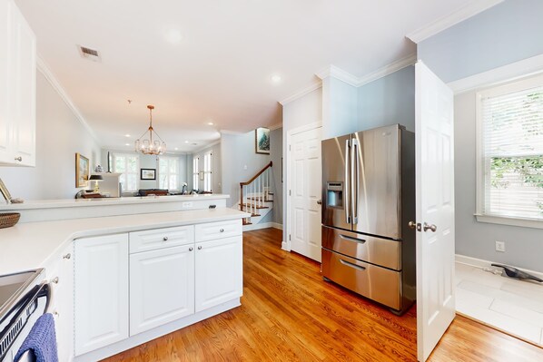 Kjøleskap, mikrobølgeovn, ovn og kokeplater