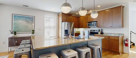 Kjøleskap, mikrobølgeovn, ovn og kokeplater