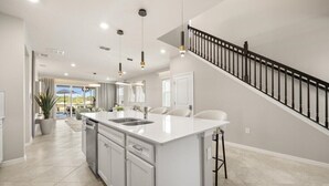 Unclassified image, 2 of 100, button - 7 BD/ 5.5 BA/ Windsor Cay (15843 CC) (Clermont)