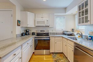 ثلاجة، ميكروويف، فرن، موقد طهي مسطح