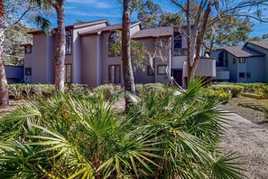 Exterior - Bright, beautiful home with screened-in porch, wood flooring, & AC - dogs ok (Kiawah Island)