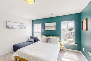 3 soverom, skrivebord, strykejern/-brett og reiseseng for barn